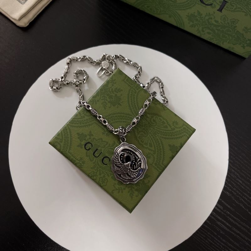 G*u*i necklaces